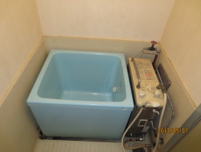 工事前（バランス釜とFRP浴槽）